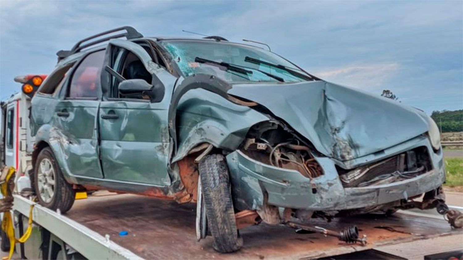 Un auto y un camión chocaron en la Autovía Artígas y dos personas fueron hospitalizadas