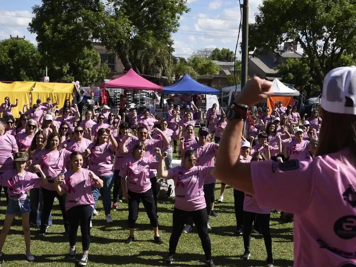 Emotiva jornada de concientización por el octubre rosa en Roldán.