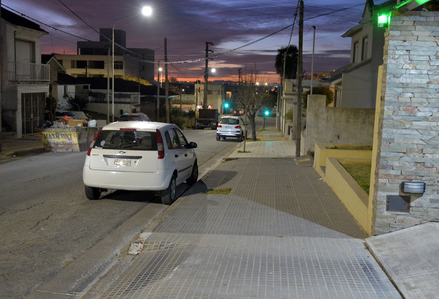 En la cuadra de Santos Vega al 0, donde ocurrió el grave asalto que derivó en cuatro detenciones.