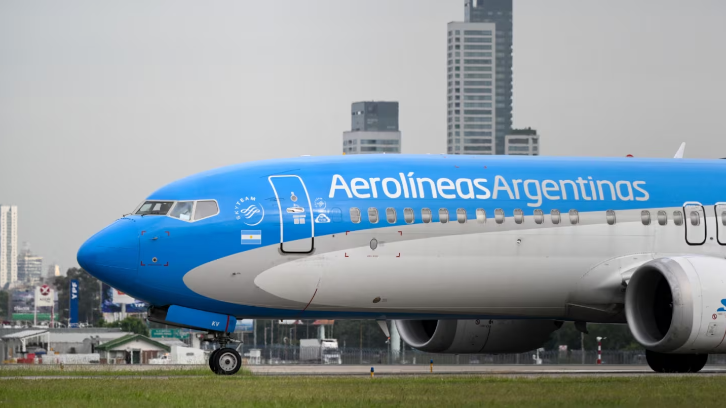 Aerolíneas Argentinas aplicará un recargo por combustible: cuánto subirán los pasajes