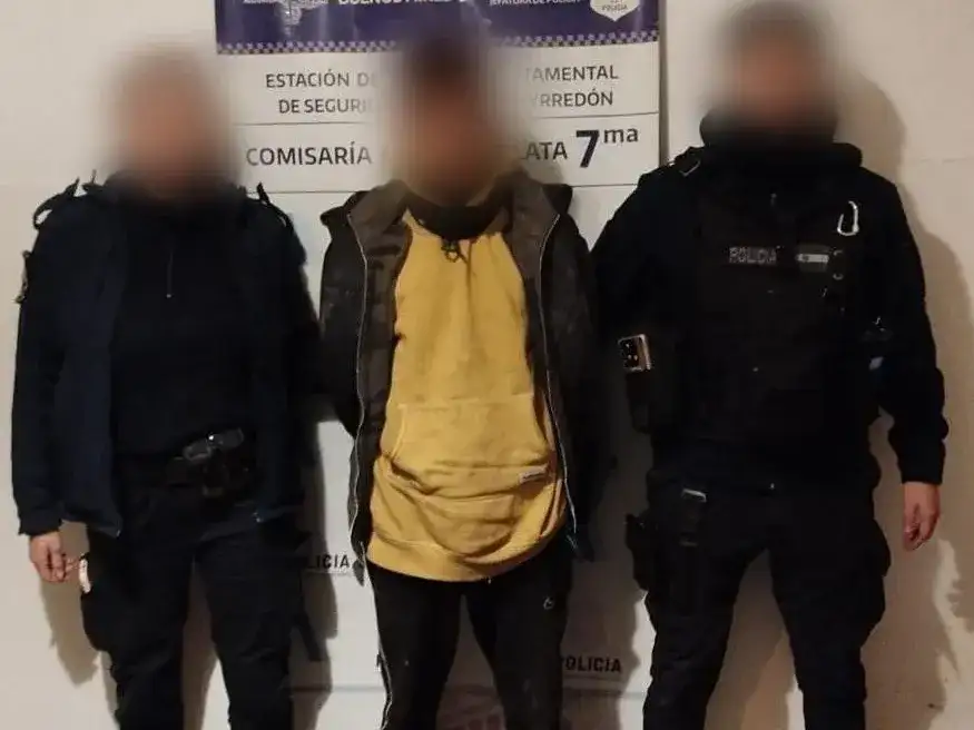 Intentó robar un auto estacionado y fue detenido dentro del vehículo en Los Pinares