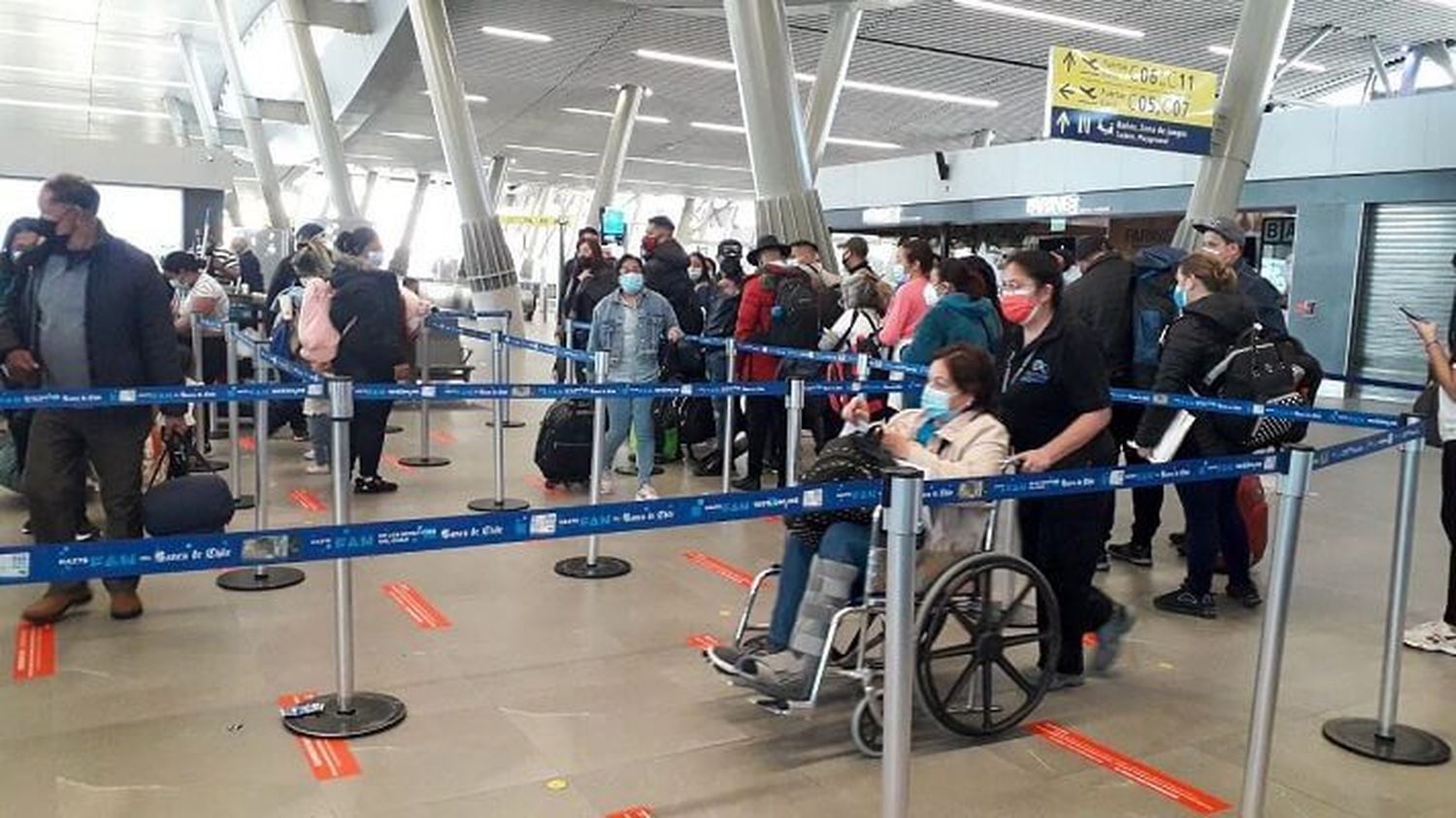 TRAS ATAQUES DE XENOFOBIA: 200 migrantes venezolanos retornan al país desde Chile