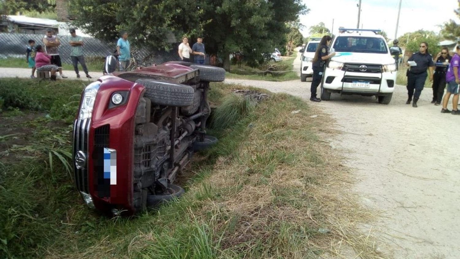 Estaba borracho y puso a su hijo de 11 años al volante en Mar del Plata: Volcaron en una zanja y le quitarán la licencia