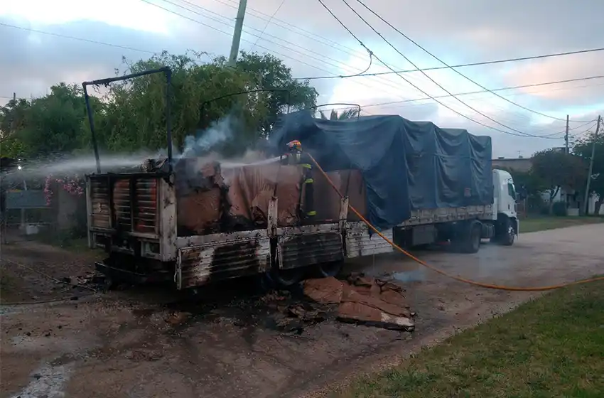 Se quedó dormido en el camión y le prendieron fuego la carga de bobinas de cartón