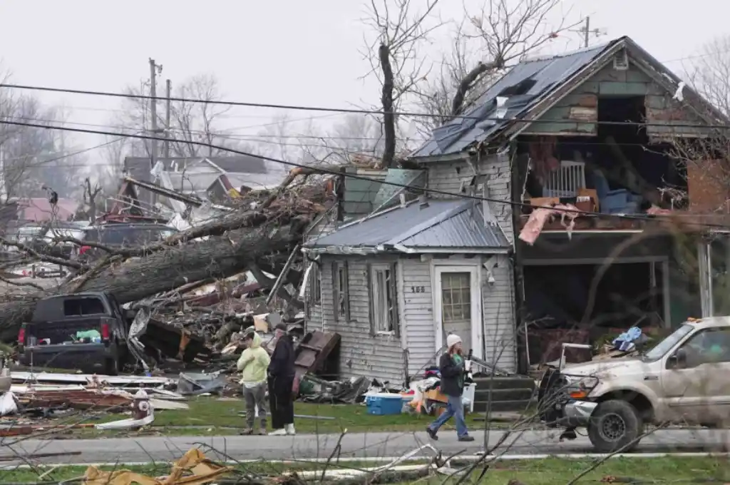 Los daños después de que un tornado nocturno arrasara Lakeview, Ohio, EEUU