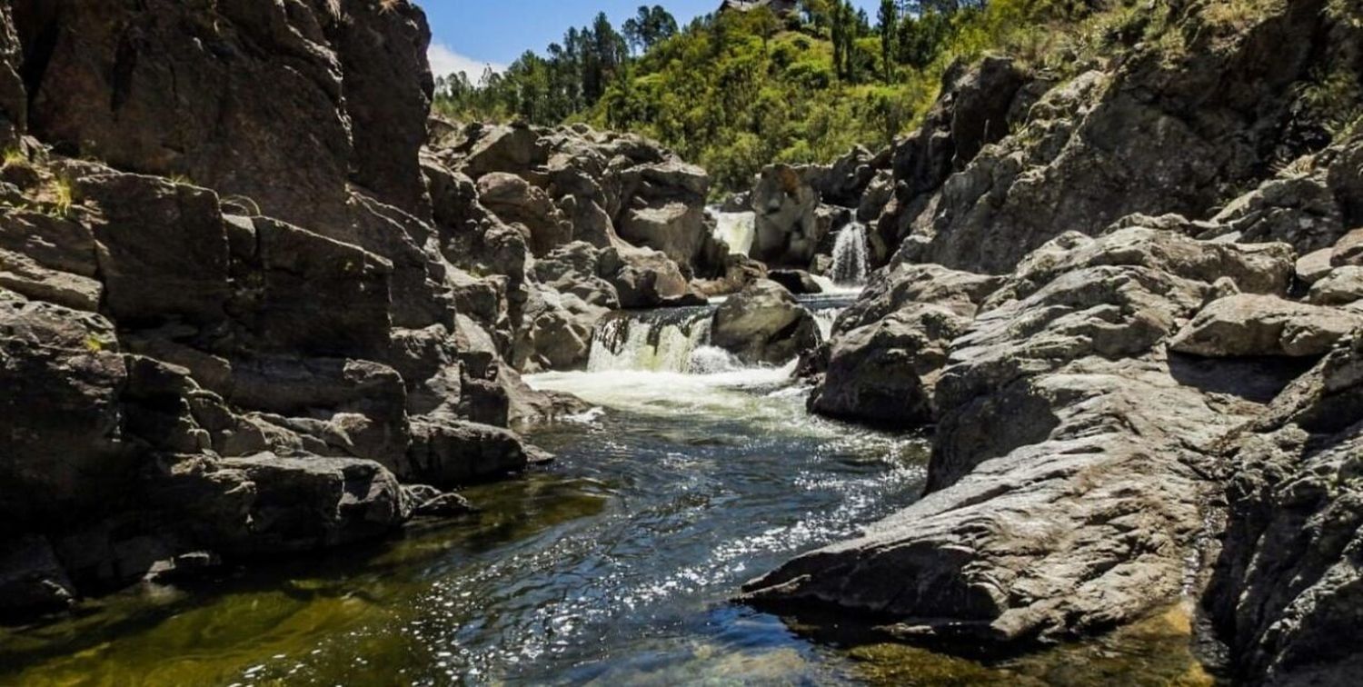 Un turista murió ahogado mientras nadaba en un río en Córdoba