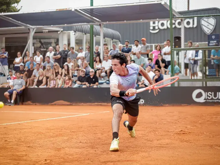 La suspensión de Arcuschin, una de las promesas del tenis argentino, se dio tras una prueba antidoping fallida durante el M15 de Lima, en diciembre de 2025 . Foto: AAT
