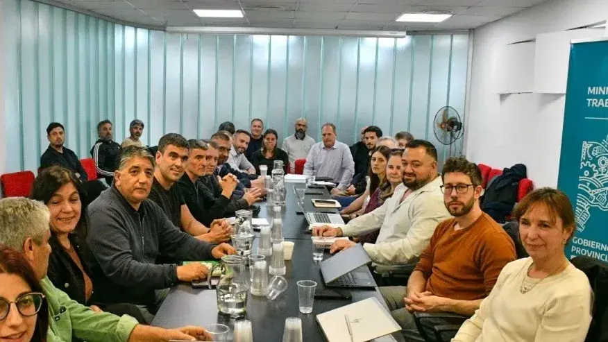 De a poco. El gobierno provincial comenzó a cerrar paritarias. Aún faltan los gremios y sindicatos docentes.