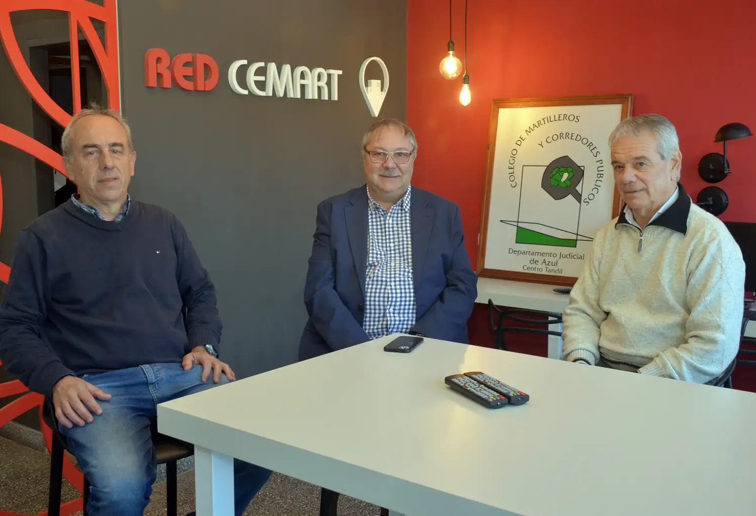 Gustavo Favre (presidente) en el centro, acompañado por Antonio Comiso (vicepresidente) y Horacio Romero (tesorero).