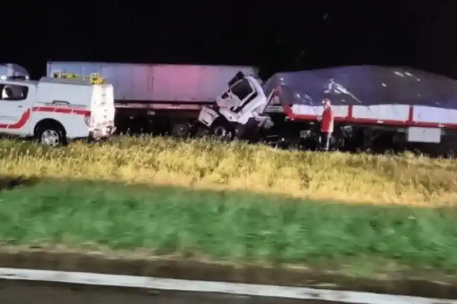 Terrible accidente con más de 10 vehículos involucrados: un muerto y varios heridos graves