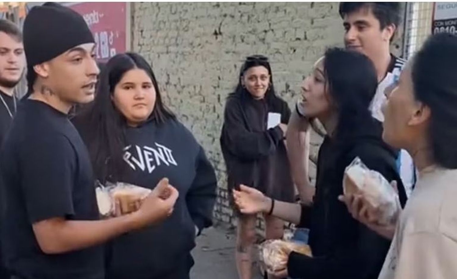 Trueno le llevó comida a los fans que acampan fuera de Ferro