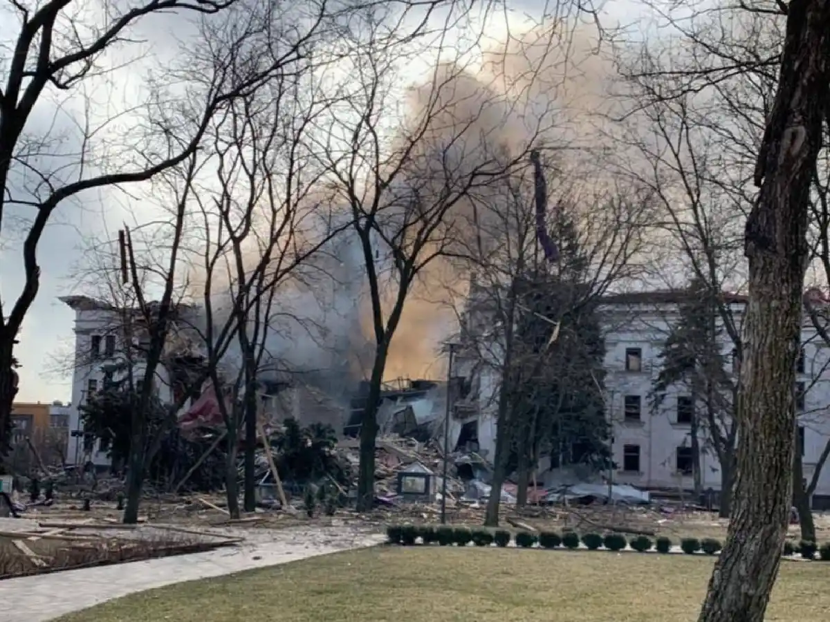 Rusia atacó un teatro en Mariúpol donde había cientos de refugiados
