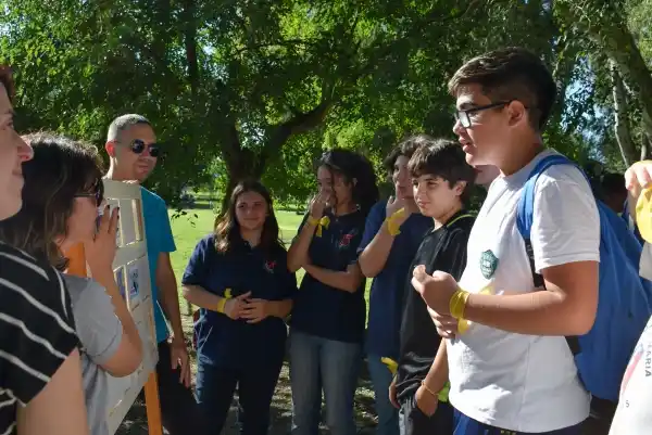 Jóvenes de escuelas secundarias locales participaron del primer encuentro anual del programa “Líderes”