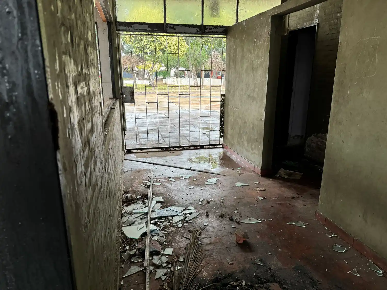 El edificio que posee una sólida construcción y estructura de hormigón fue vandalizado desde que se mudó la terminal de ómnibus. El dinero para repararlo fue devuelto a la provincia.