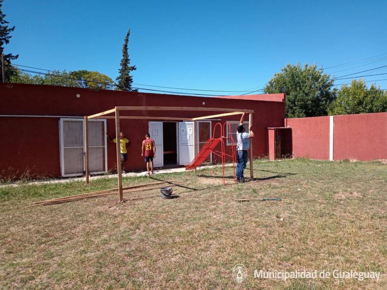 Se construye una pérgola en el Comedor Comunitario del Barrio Rocamora