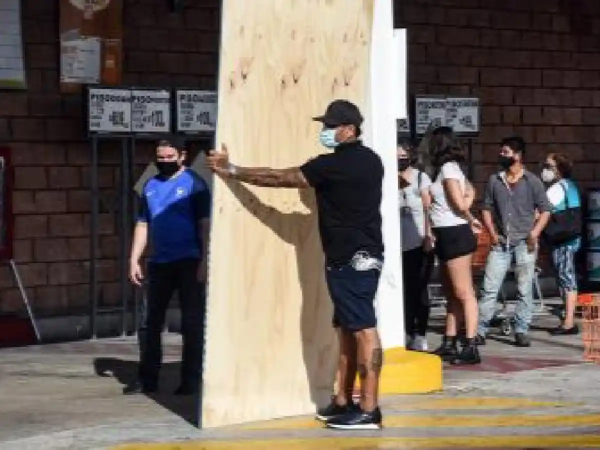 La costa oeste de México se prepara para la llegada del huracán Roslyn