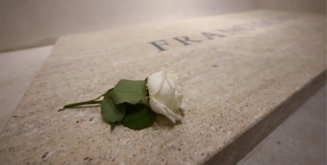 La historia de la rosa blanca que acompaña la tumba del Papa Francisco