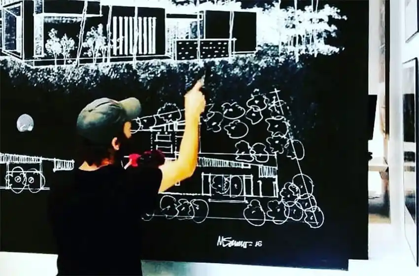 El arquitecto que, sin buscarlo, transformó el arte de tatuar paredes en su modo de vida