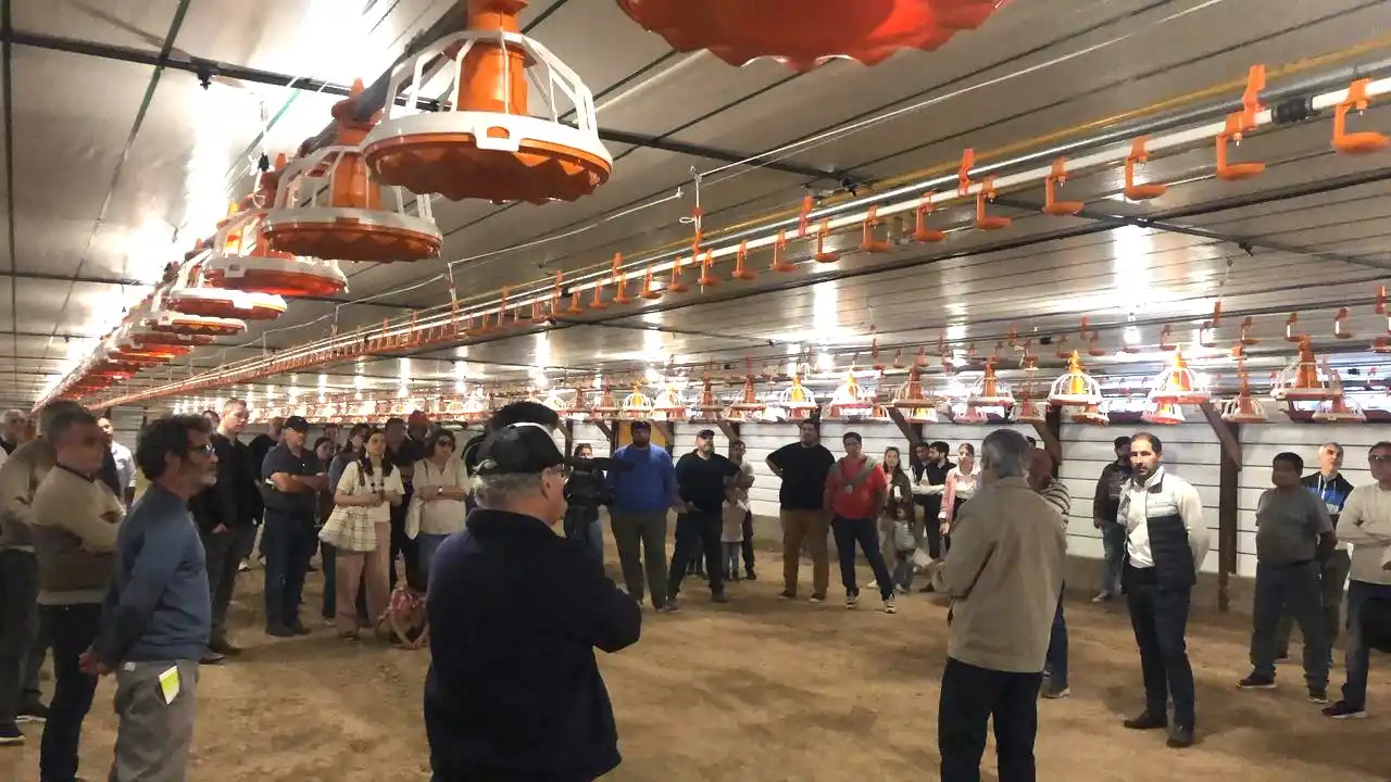 Nutrisur inauguró ayer una granja modelo de engorde de pollos en Chascomús