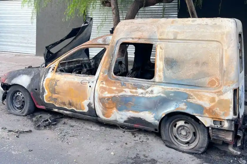 Vehículo incendiado.