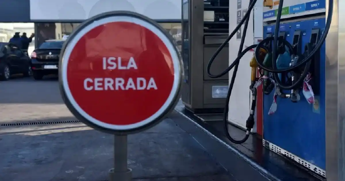 Ayer hubo largas colas para cargar combustible en todo el país.