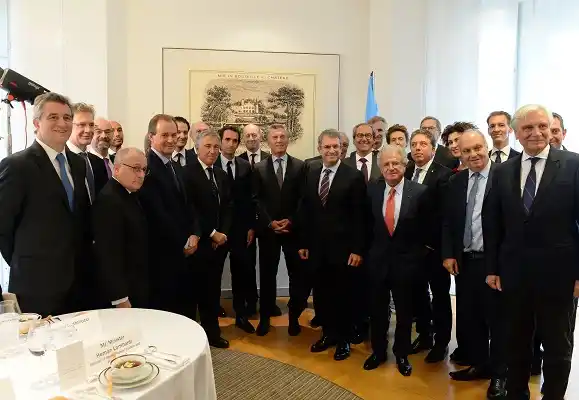 En Francia, el Gobernador se reunió con empresarios para invertir en la provincia