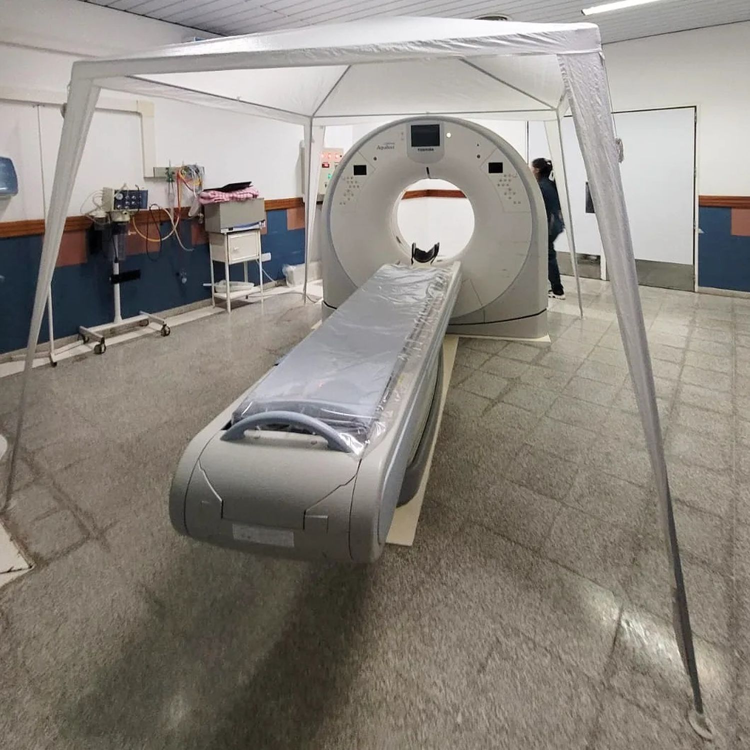 Consecuencias del temporal: el hospital municipal de Arrecifes colocó un gazebo para proteger el tomógrafo
