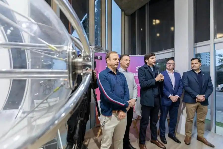 Pullaro en la sala de sorteos de la Lotería de Santa Fe