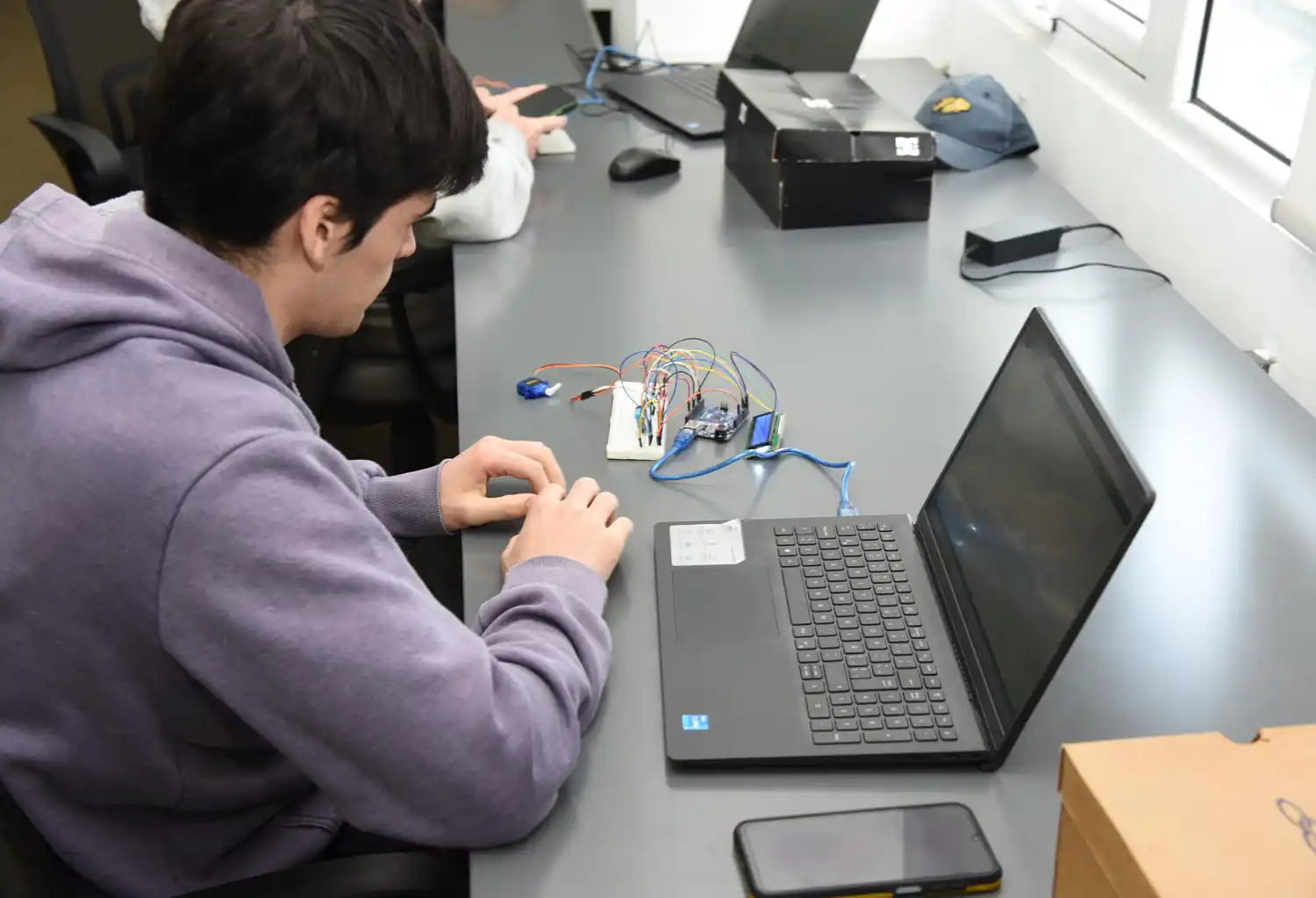 La propuesta apunta a que los participantes trabajen con el hardware y la electrónica, pero también incorporen conocimientos de programación.