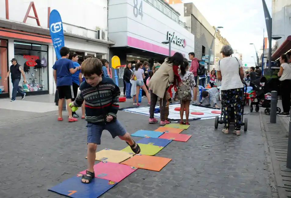 Los niños disfrutaron de diversas actividades recreativas en la peatonal 