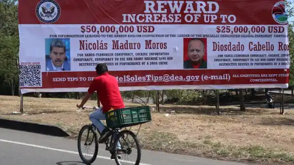 EE.UU. refuerza la presión contra Maduro: instalan carteles en Colombia y Ecuador con la recompensa por su captura