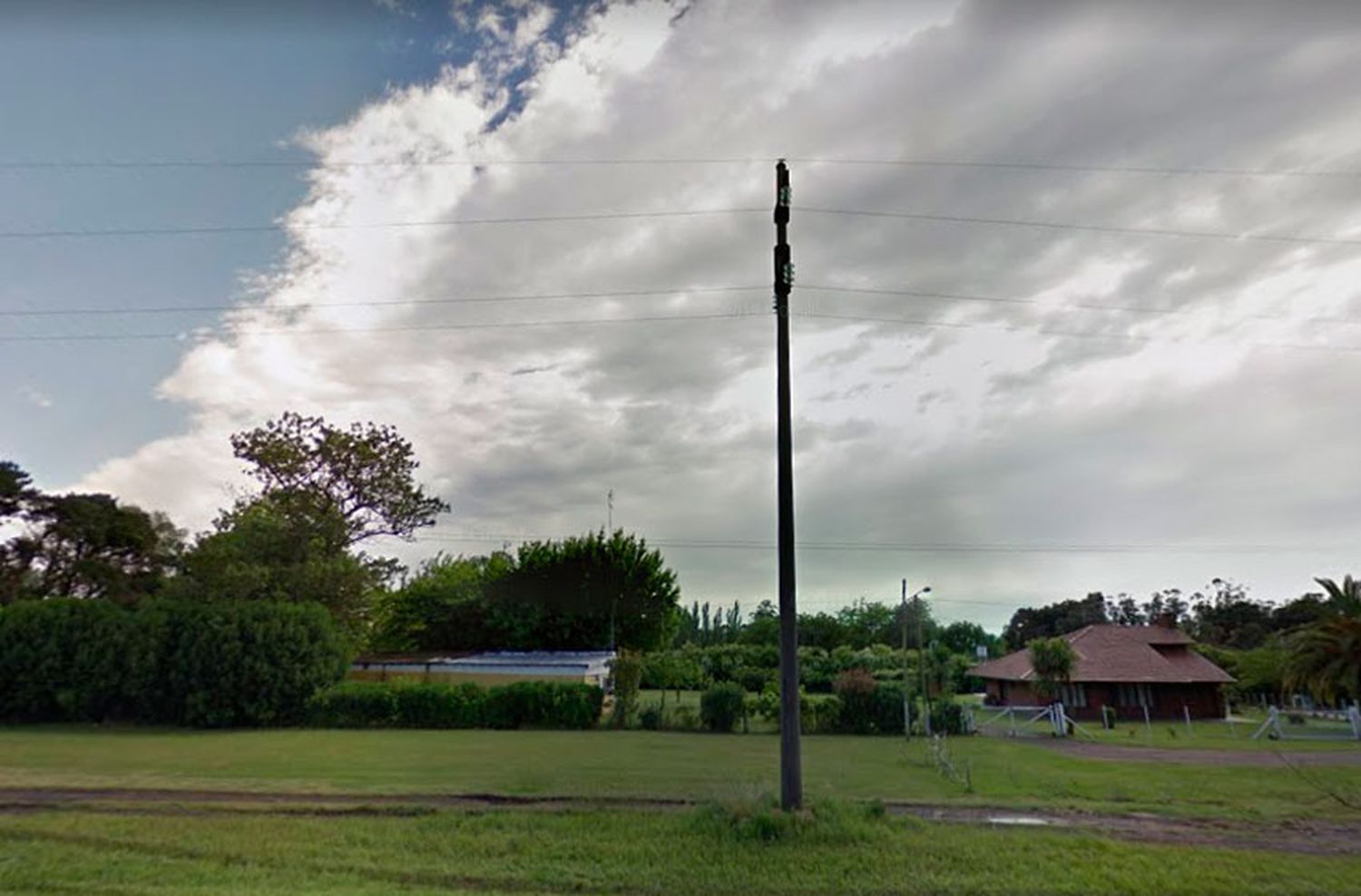 Un hombre murió al caer de un poste de luz cuando intentaba sustraer cables