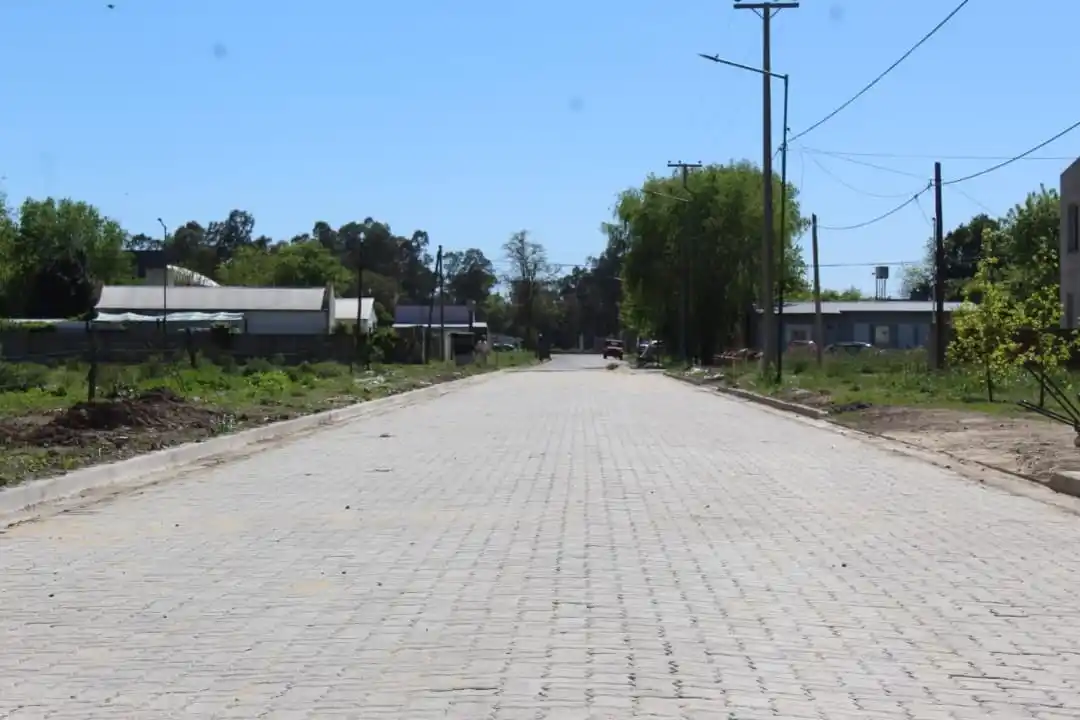 La ciudad de Pila concretó una calle más de asfalto con el intertrabado de la empresa chascomunense La Bloquera