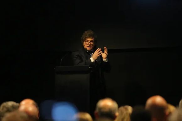 Una encuesta revela malestar económico y caída en la imagen del Gobierno de Milei