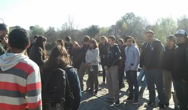 Alumnos de la Escuela N°21 realizaron un "recorrido histórico" por la ciudad