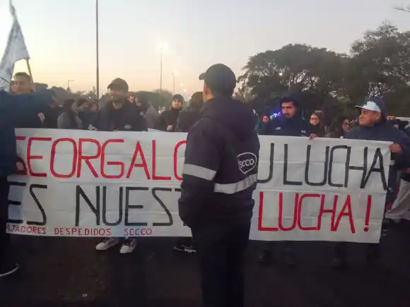 San Fernando: trabajadores de Georgalos cortan la Panamericana por despidos y quita de bonos