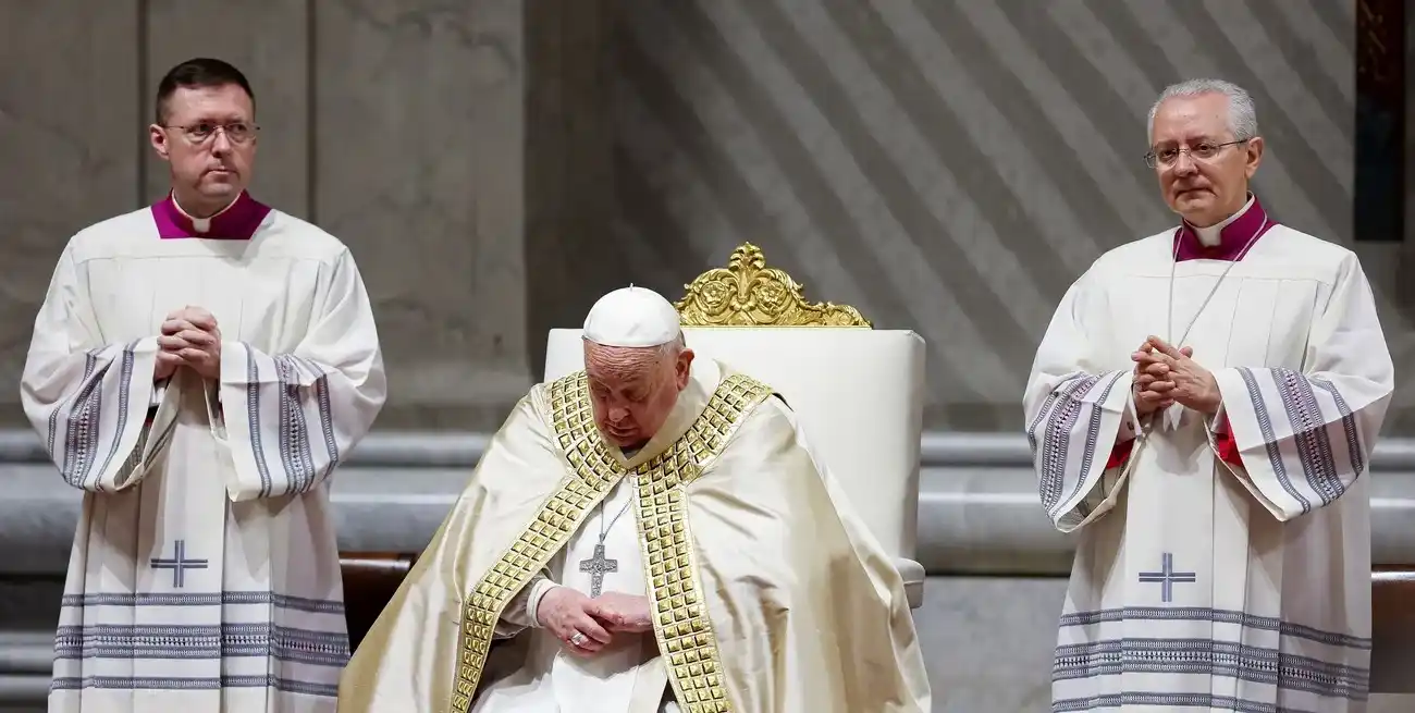 El Papa celebró la última misa del año en la basílica de San Pedro del Vaticano. Reuters.