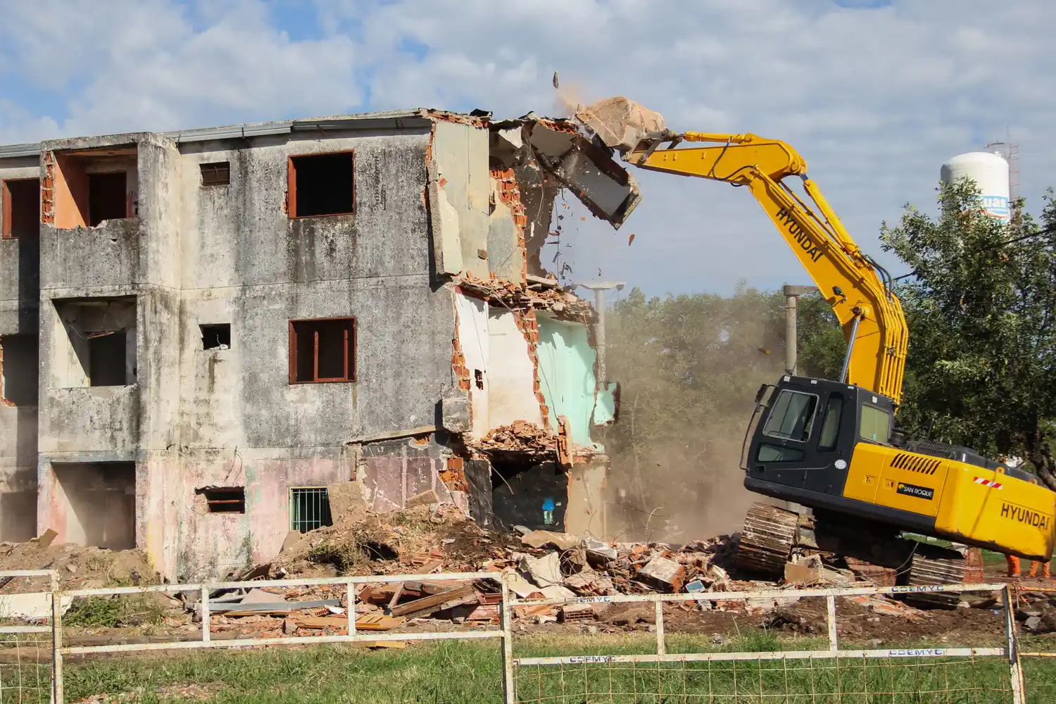 Demolieron un nuevo monoblock en barrio Acería de Santa Fe