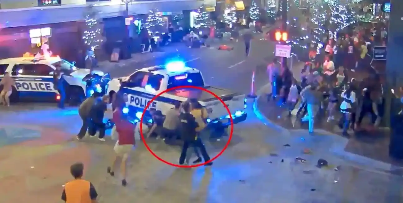 El momento que detienen al sospechoso.