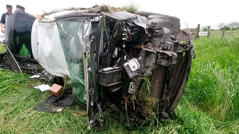 Se distrajo con el celular y volcó en la ruta