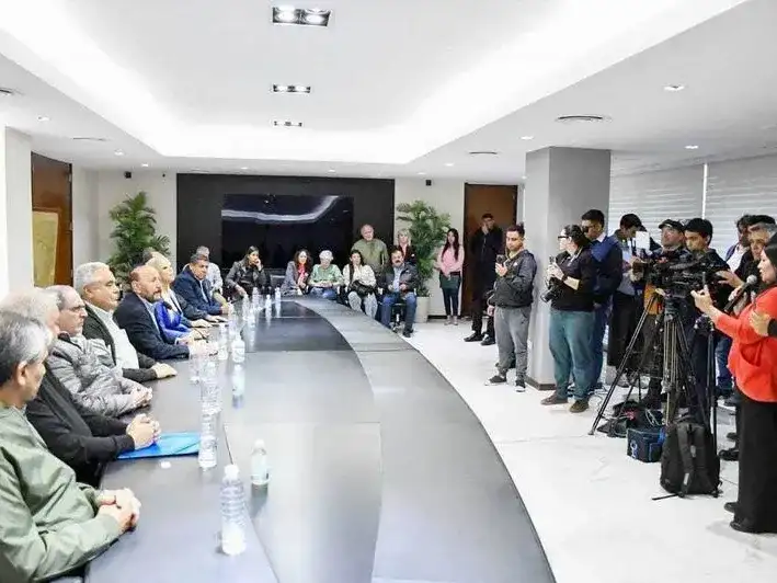 Formosa otorgará aumento salarial del 15% a
estatales, el sueldo mínimo llegará a $1.200.000
