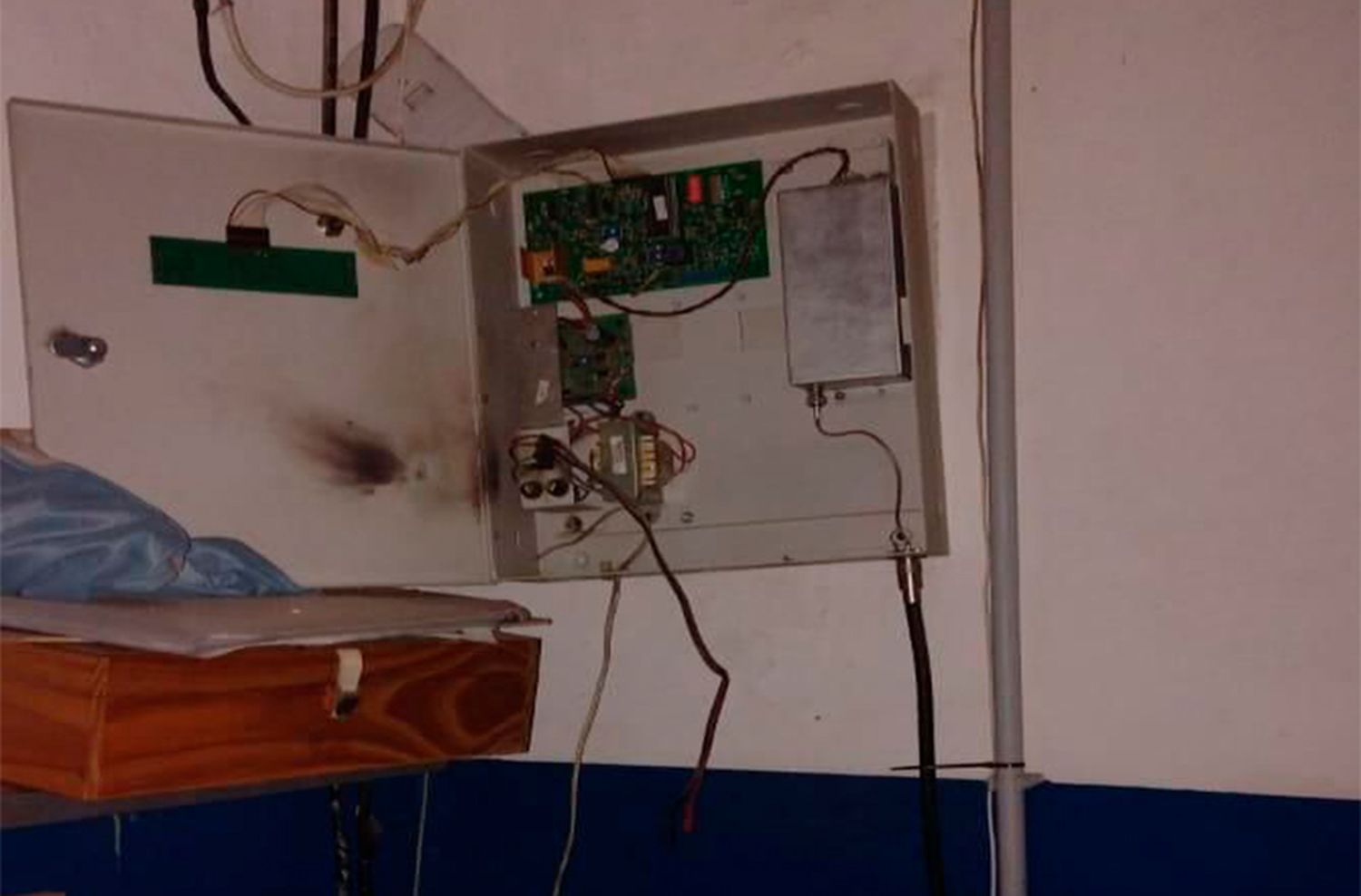 Cayó un rayo en una comisaría e hirió a tres policías