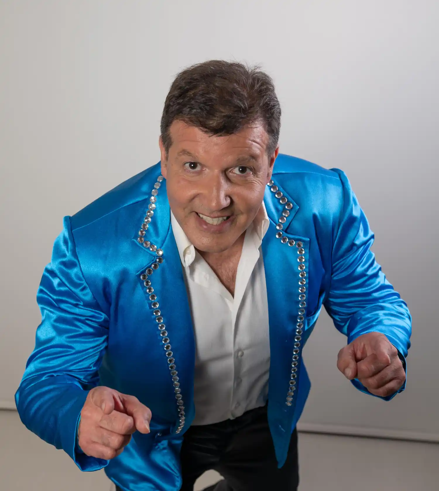 Un unipersonal con música, gags y humor, en las noches de Orión Concert en Mar del Plata.