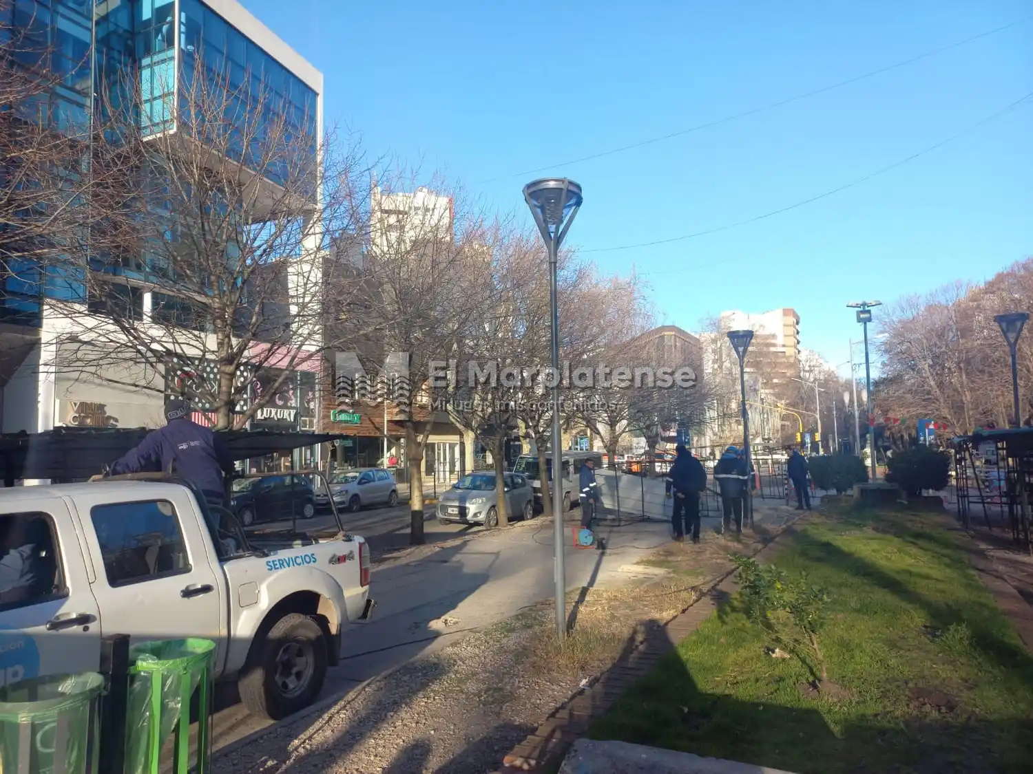 El Municipio desplegó un operativo para desarmar los puestos de la Feria de Artesanos