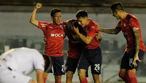En un partido caliente, el Rojo consiguió la clasificación a octavos