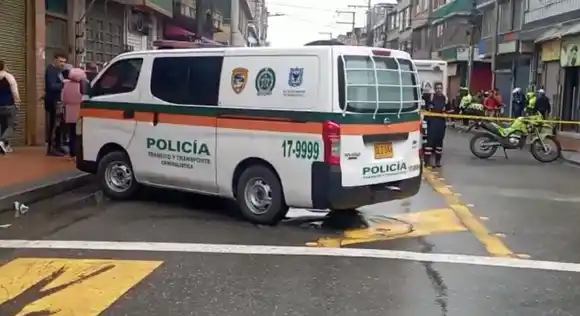 Niña y su madre arrolladas por un policía que se dio a la fuga