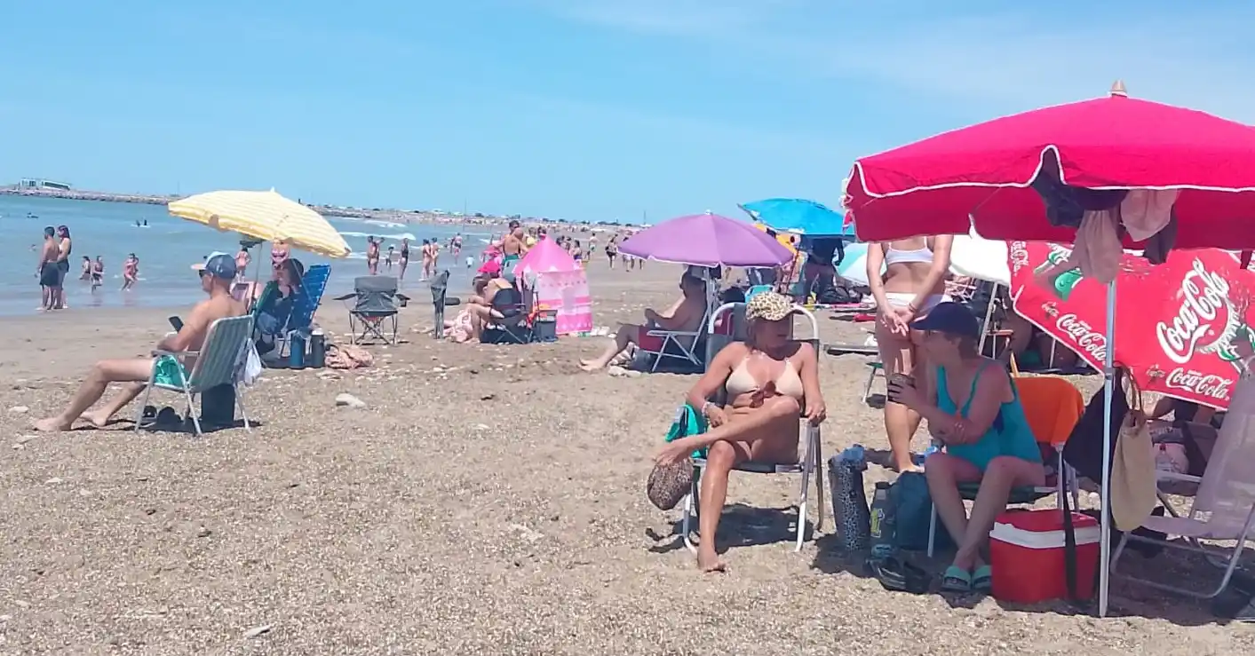 La gente disfruta en la playa de Quequén