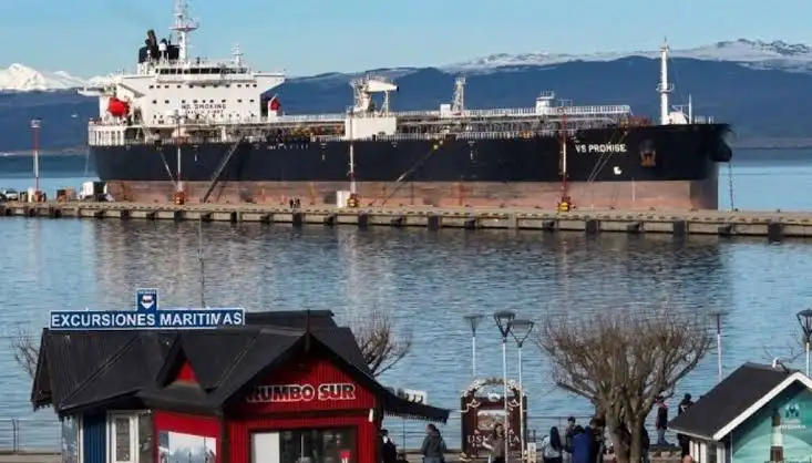 El petrolero Promise, de bandera británica y dedicado al transporte de crudo, amarrado en el puerto de Ushuaia.