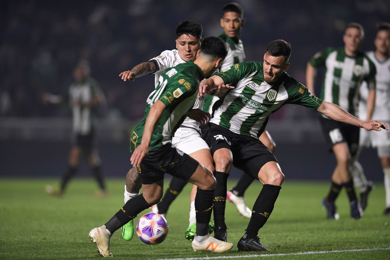 En un final polémico, Colón perdió ante Banfield