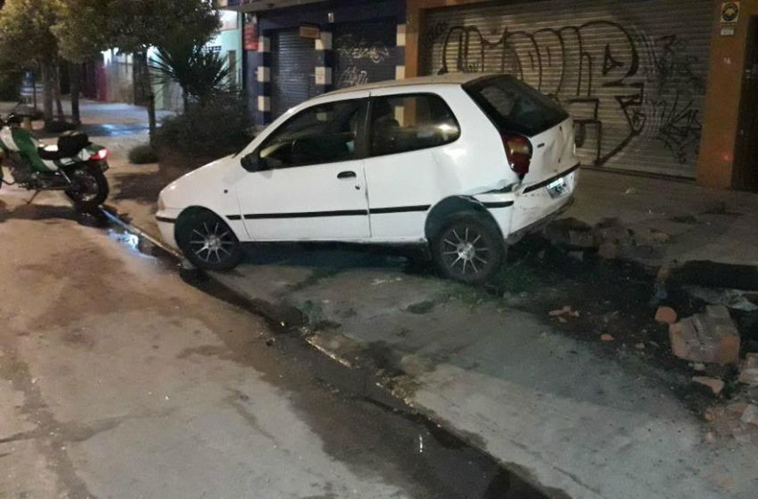 Despistó tras embestir los tambores de una reparación en la calle